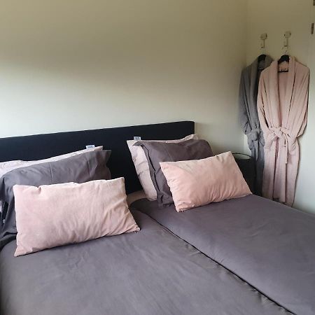 Een Klein Appartementje Zonder Keuken In Het Centrum Sleep At Hamtingh'S 힐바렌빅 외부 사진
