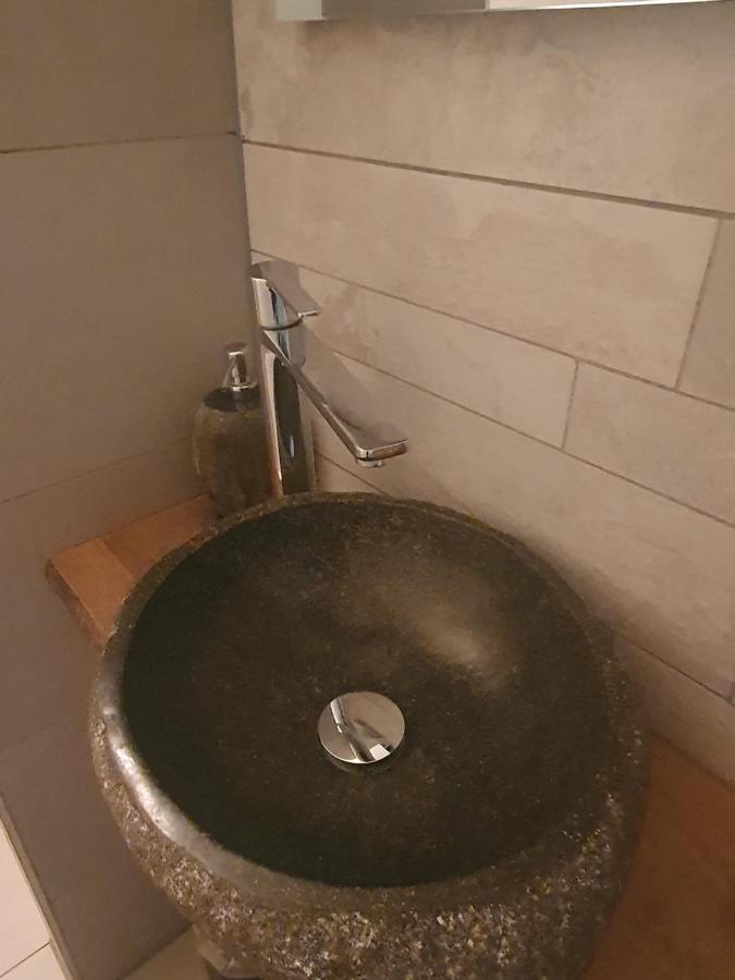 Een Klein Appartementje Zonder Keuken In Het Centrum Sleep At Hamtingh'S 힐바렌빅 외부 사진