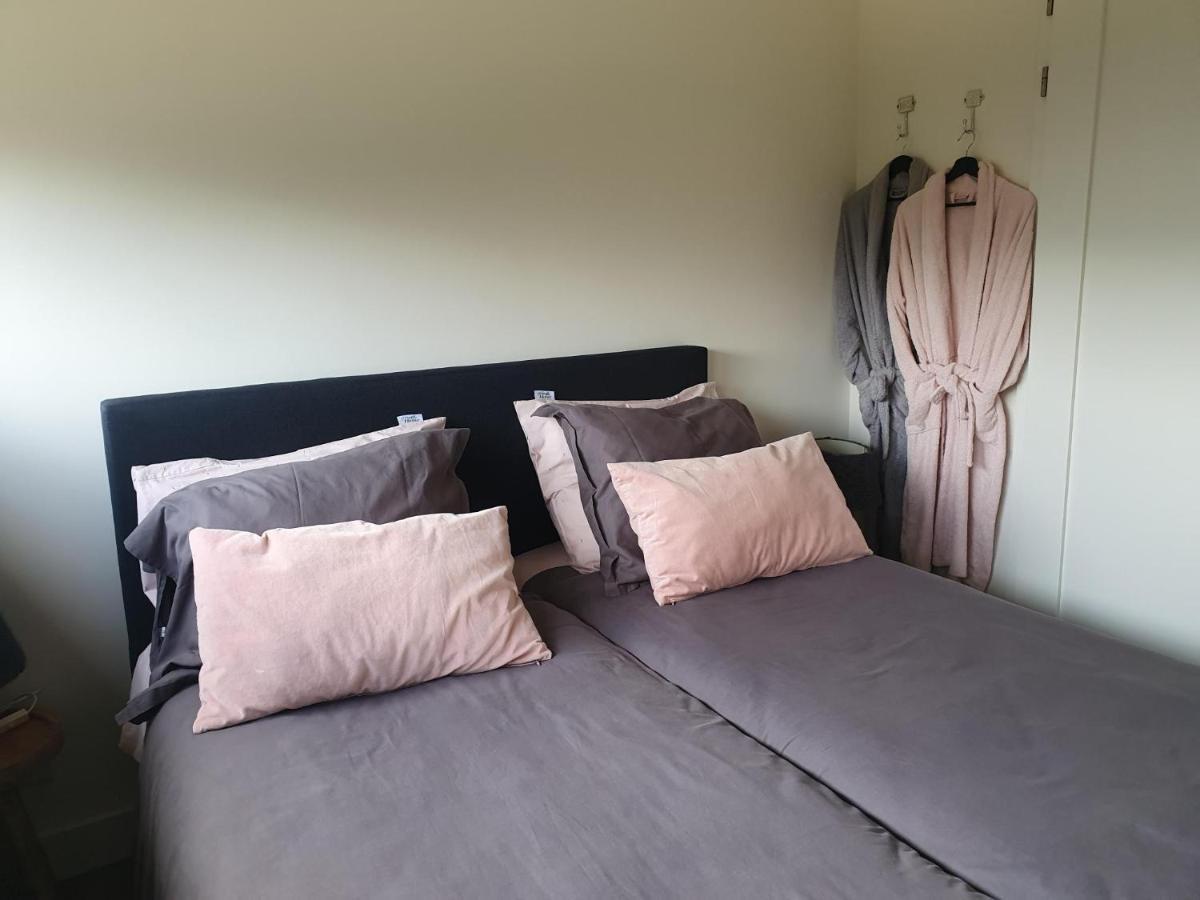 Een Klein Appartementje Zonder Keuken In Het Centrum Sleep At Hamtingh'S 힐바렌빅 외부 사진